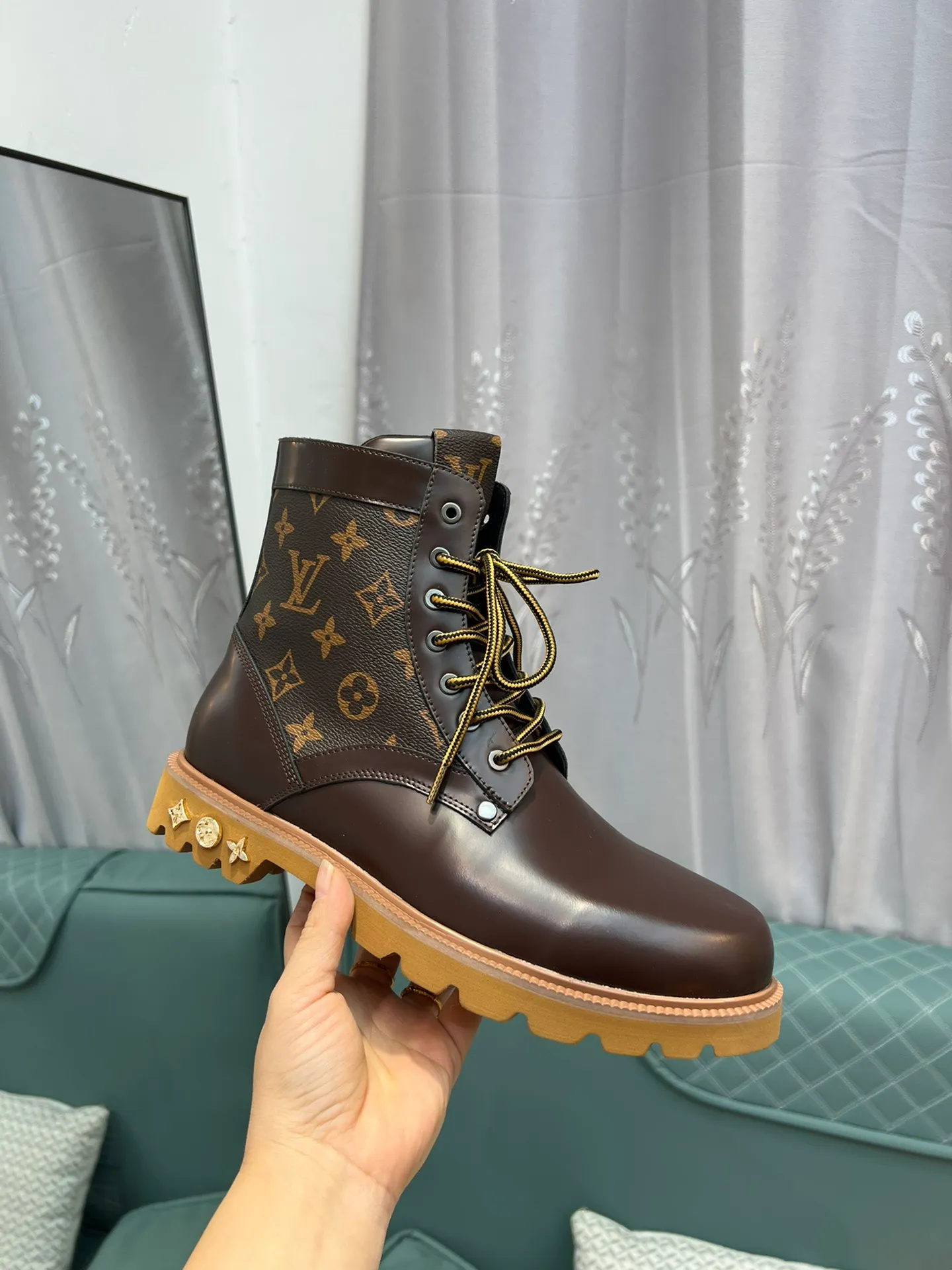 Men's shoes 💰920 L Home - the latest LV men's business casual boots, luxury and nobility are a must. They are all made of imported original first-layer cowhide, just to create a more comfortable wearing experience. ➕Top imported water-dyed full cow lining, original high wear-resistant outsole! 👏👏 Size: Male 39-44; (38 45 46 customized)